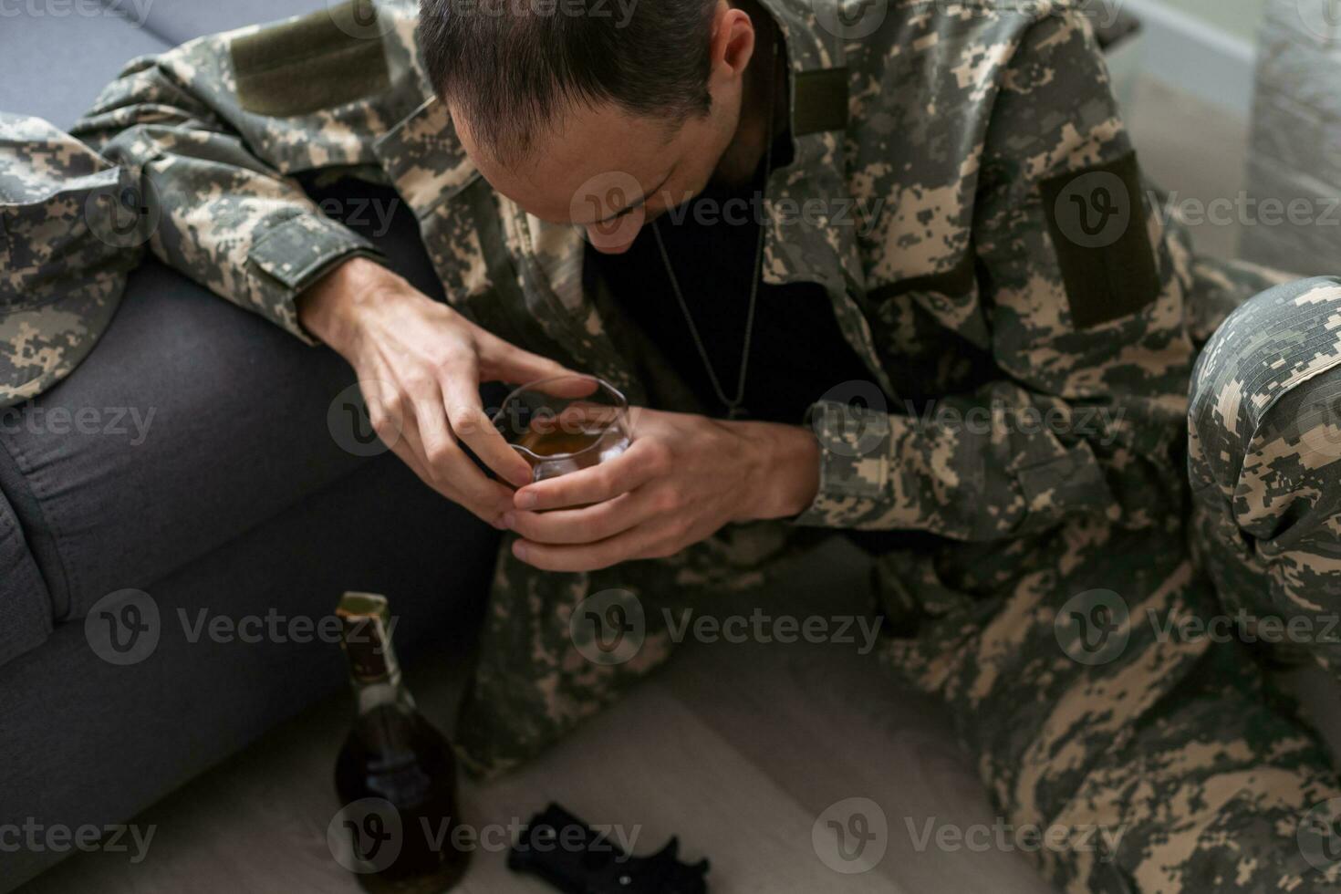 jovem atraente desperdiçado e depressivo viciado e alcoólico homem com uísque vidro pensativo e triste falhando resistindo tentação para beber queda para dentro álcool Abuso vício e alcoolismo problema foto