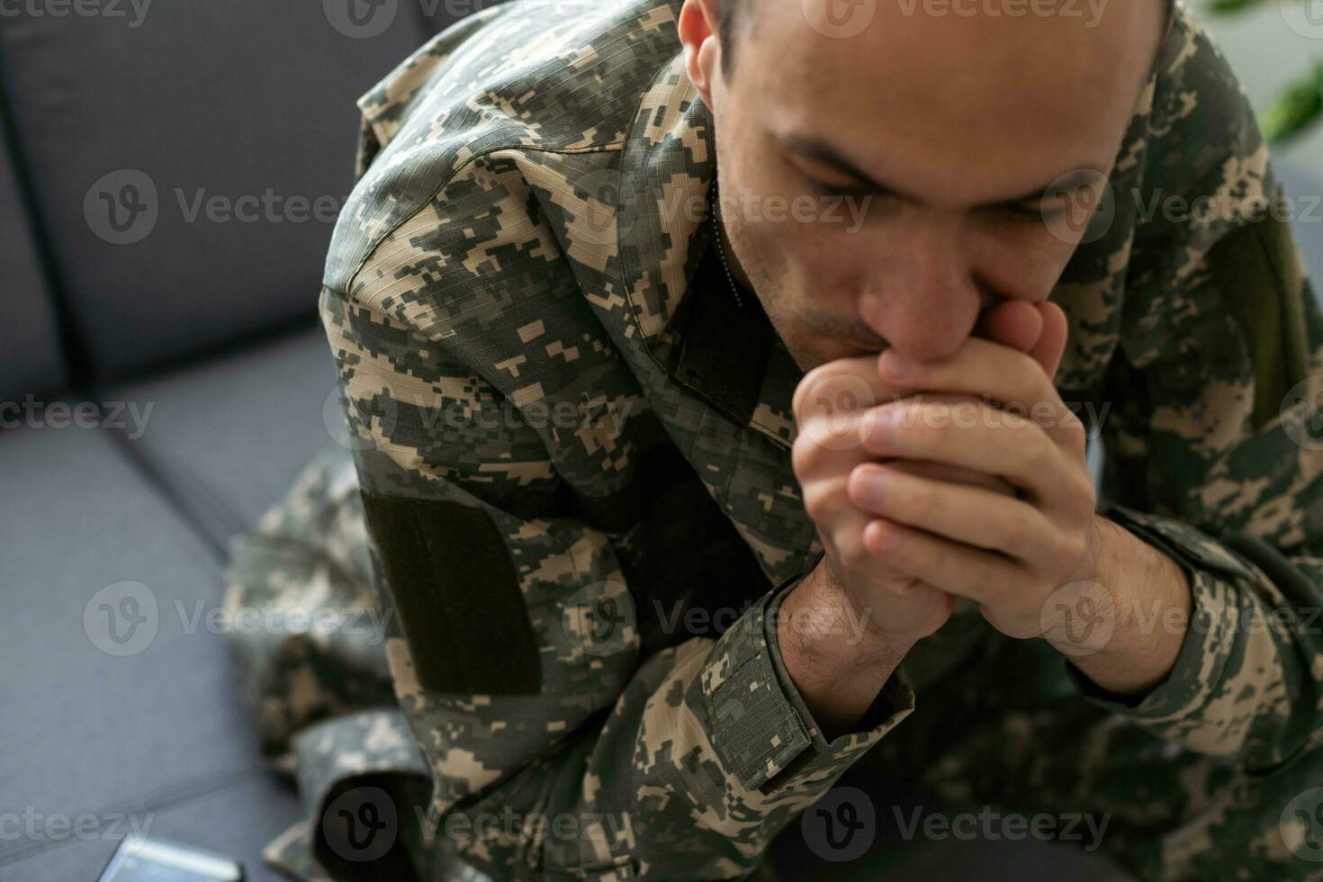 soldado dentro uniforme sofrimento a partir de estresse foto