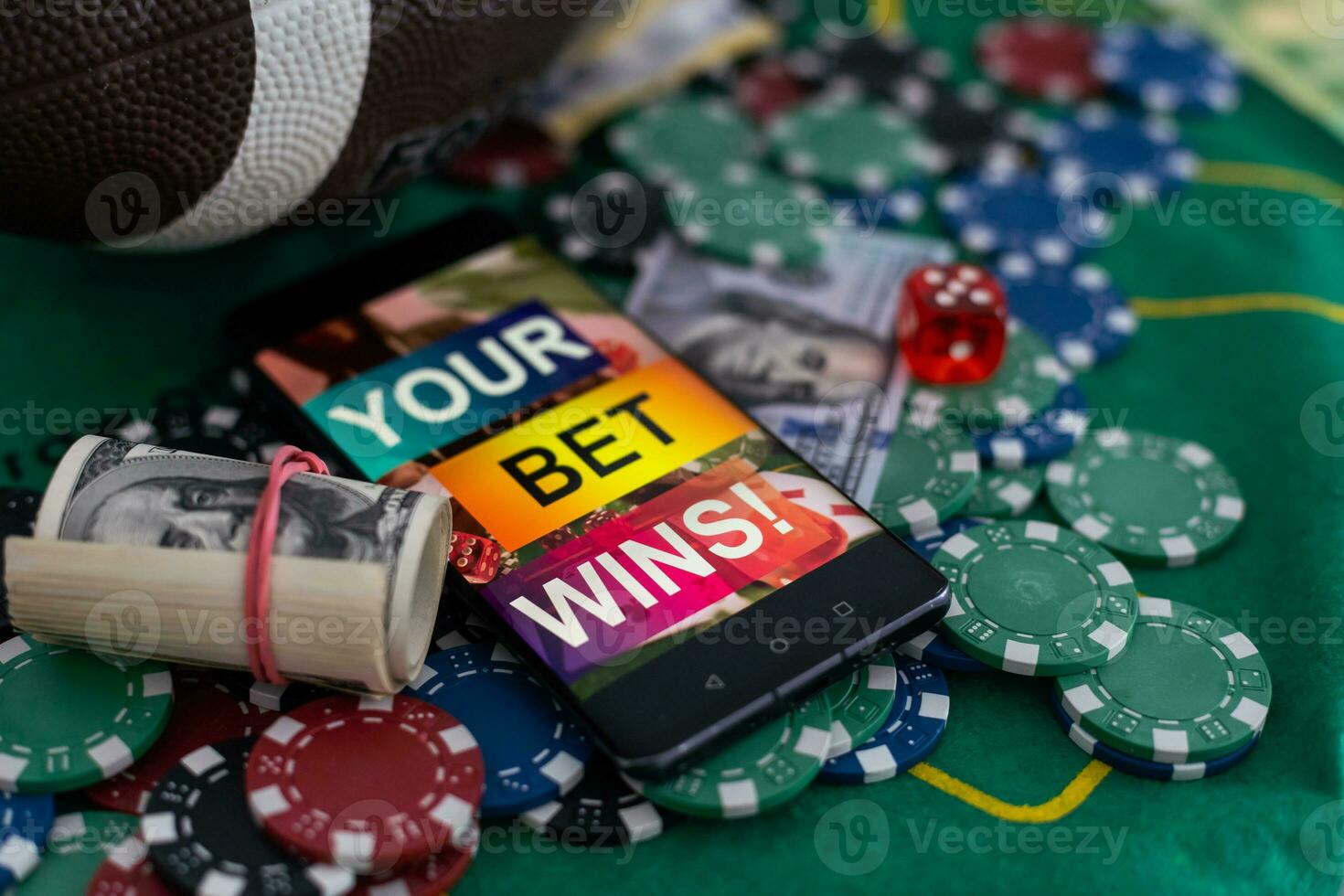 inscrição seu aposta vitórias em uma Smartphone em a pôquer mesa. apostas, Esportes apostas, casa de apostas. misturado meios de comunicação. foto