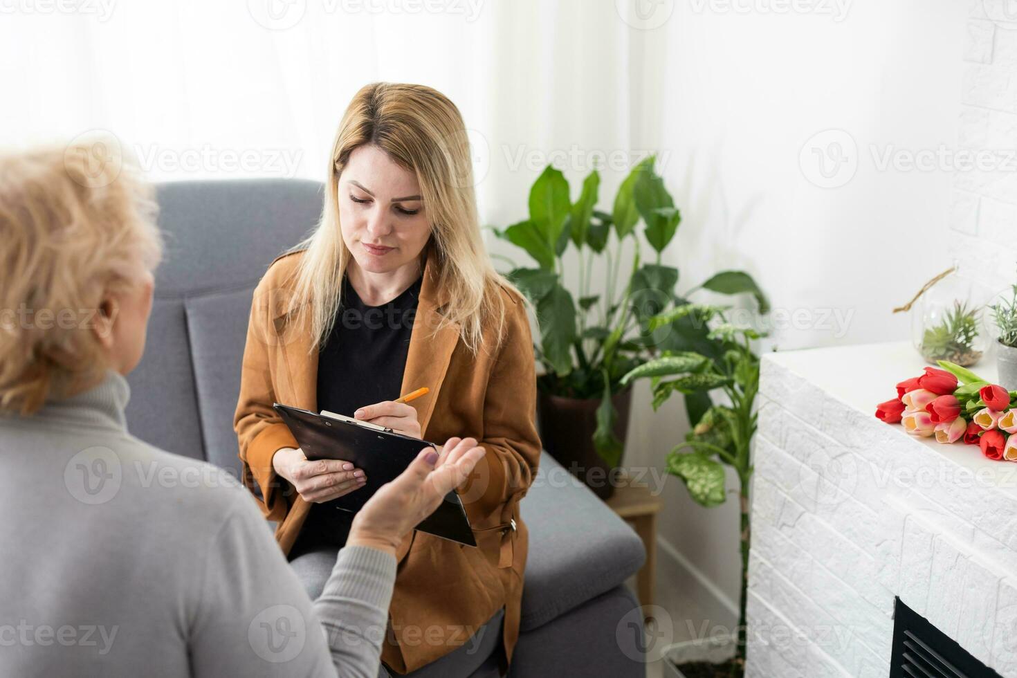 depressivo Senior mulher falando com fêmea psicólogo foto