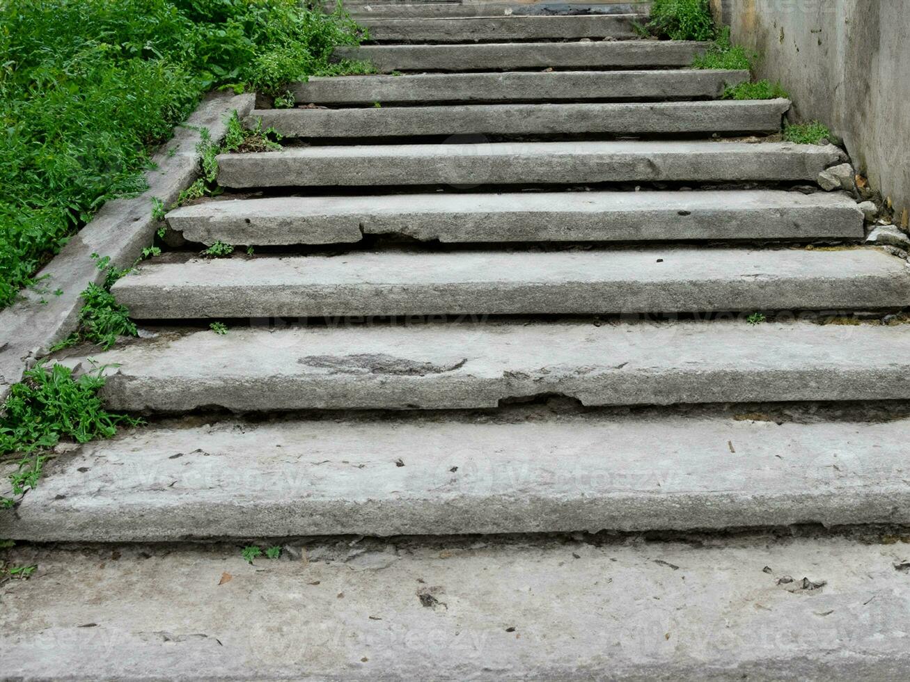 velho concreto escadas dentro uma cidade parque foto