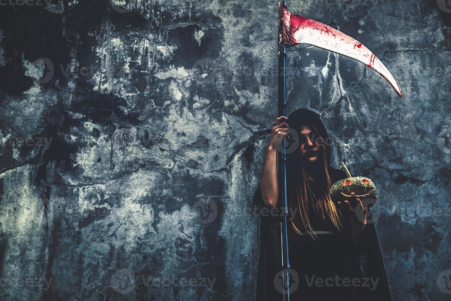 bruxa demônio com ceifeira no fundo da parede do grunge. halloween e conceito religioso. anjo demônio e tema satanás foto