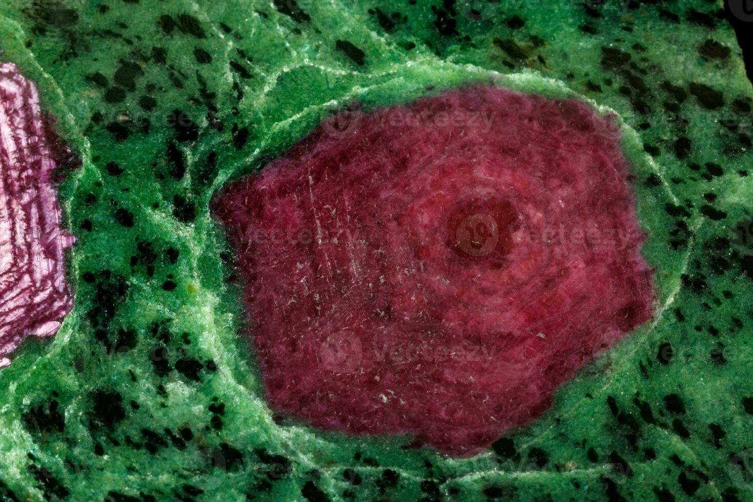 macro do mineral pedra rubi dentro Rocha em Preto fundo foto