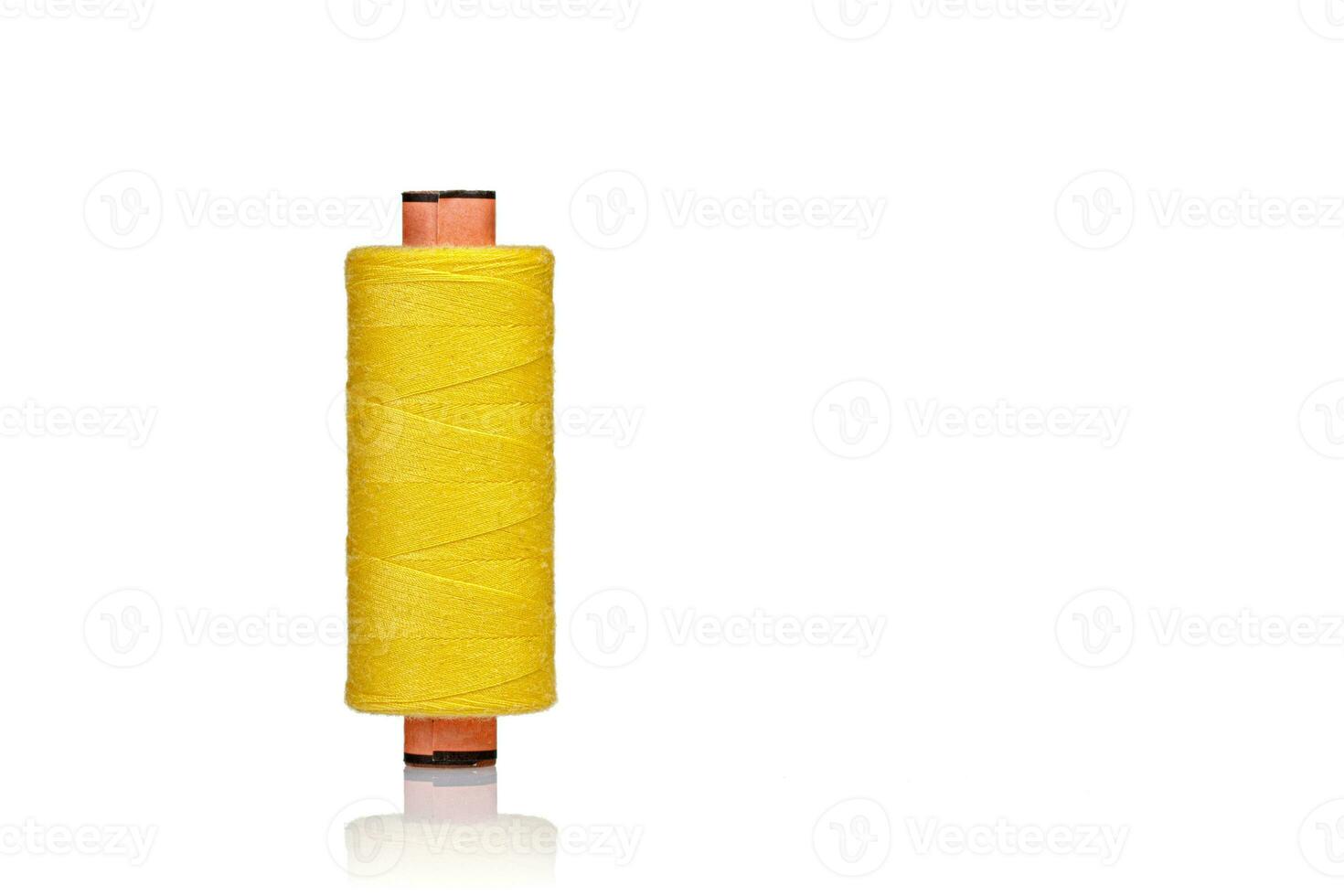 meada do fio amarelo cores macro em uma branco fundo foto