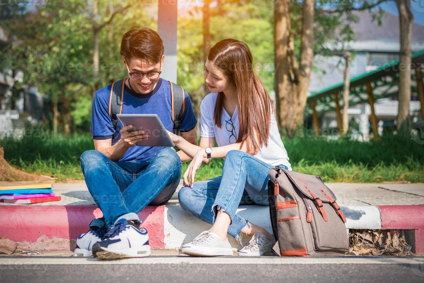 dois jovens universitários asiáticos discutindo sobre a lição de casa e o exame final para teste. conceito de educação e amizade. felicidade e conceito de aprendizagem. amantes e amigo tema foto