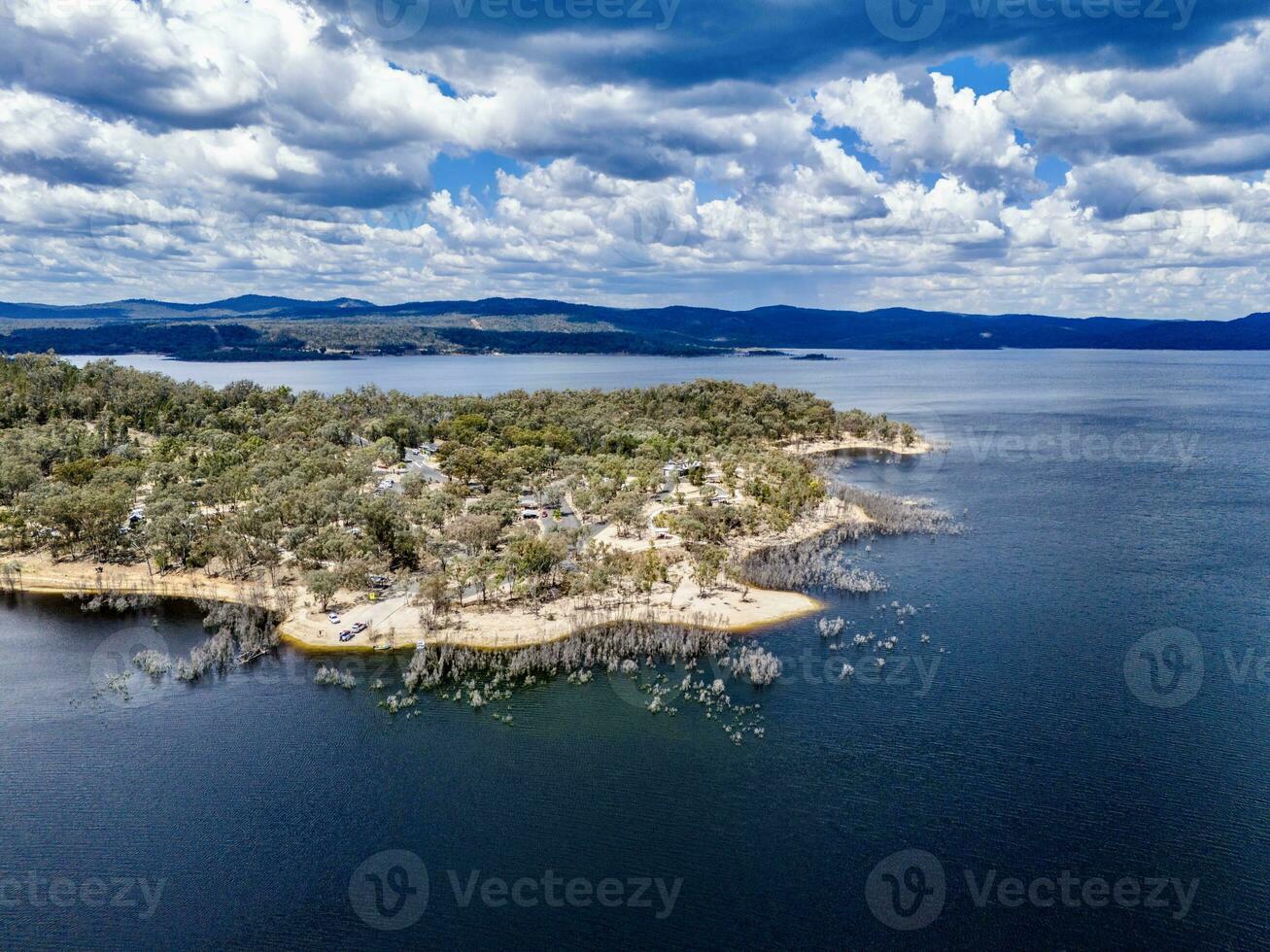 aéreo Visão a partir de uma zangão ocupado às copetão barragem norte costas Fora perto Inverell, Novo sul País de Gales, 2360, Austrália foto