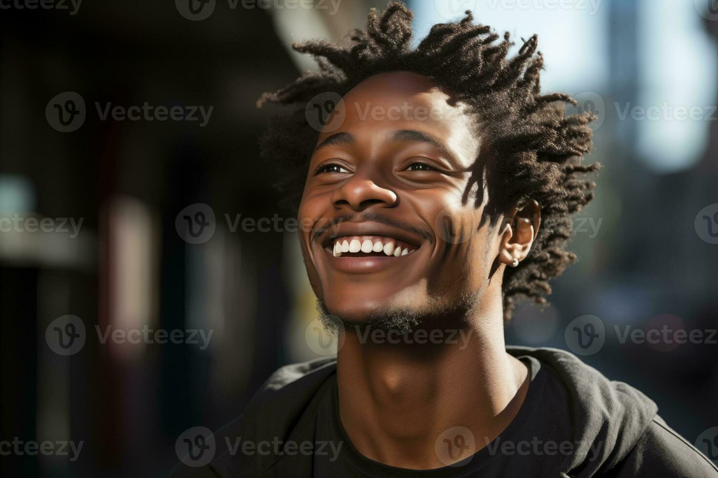 ai gerado retrato do feliz sorridente homem em uma borrado urbano fundo foto