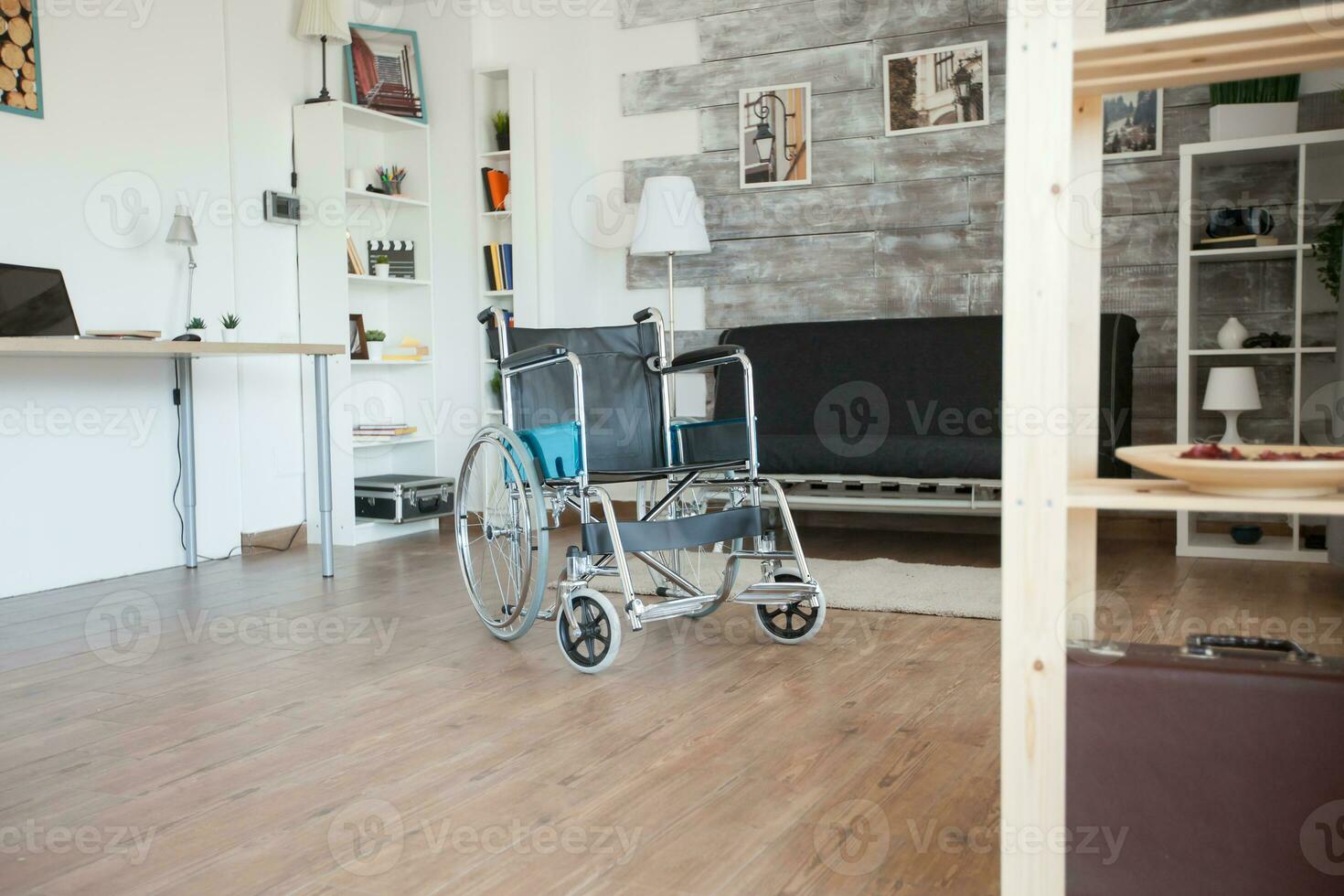 cadeira de rodas dentro enfermagem casa para Desativado paciente. não pessoas dentro a quarto dentro a privado enfermagem lar. terapia mobilidade Apoio, suporte idosos e Desativado caminhando incapacidade imparidade recuperação paralisia inválido reabilitação foto