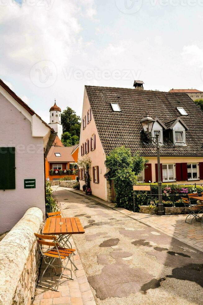 uma pequeno Cidade com uma Igreja e uma poucos casas foto