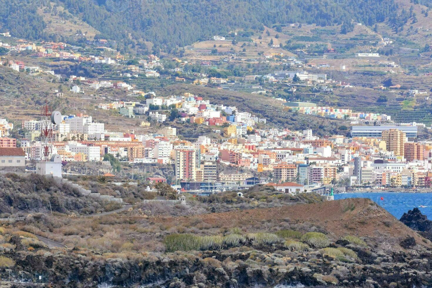 uma Visão do a Cidade do canarias a partir de a topo do uma Colina foto