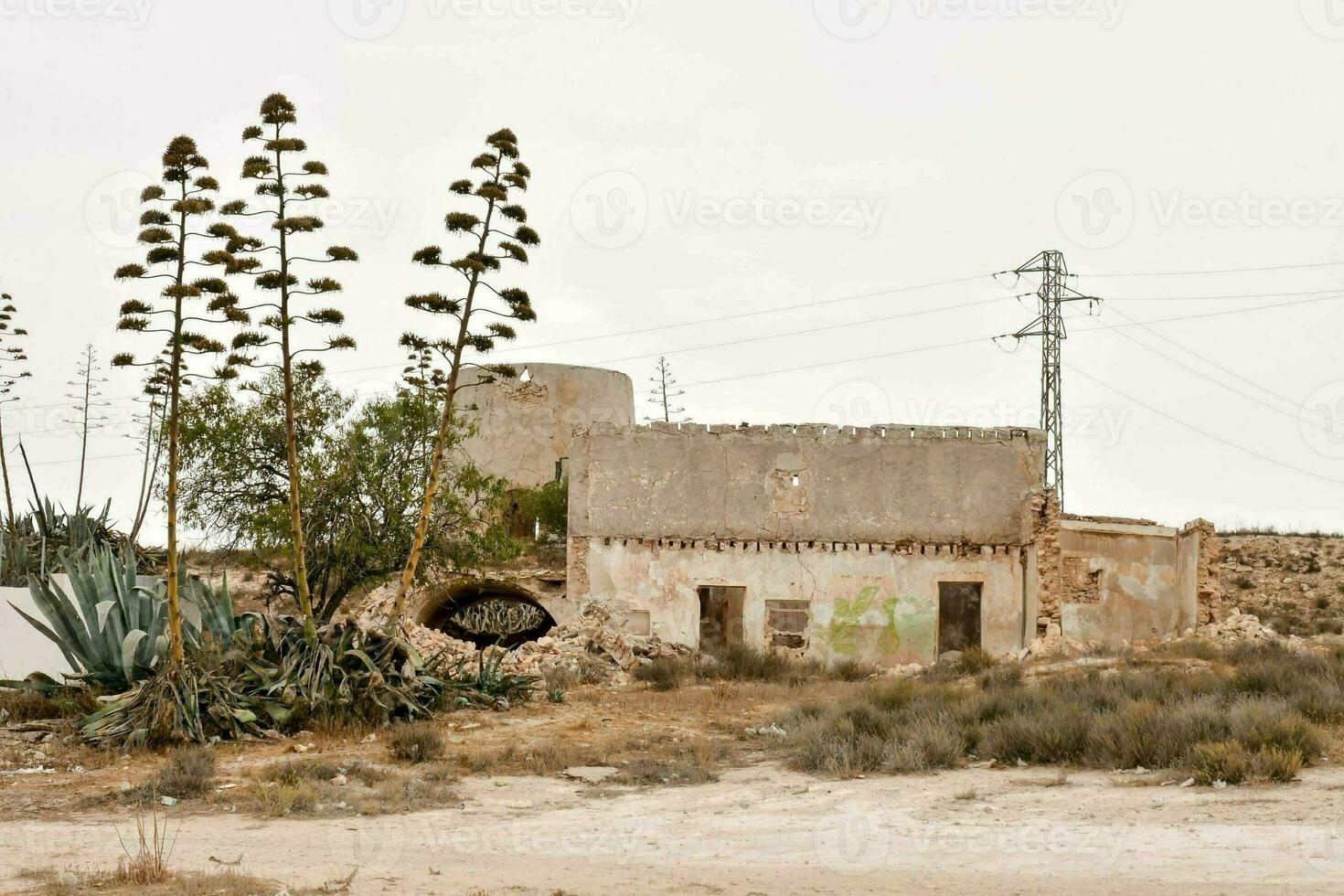 a velho abandonado construção dentro a deserto foto