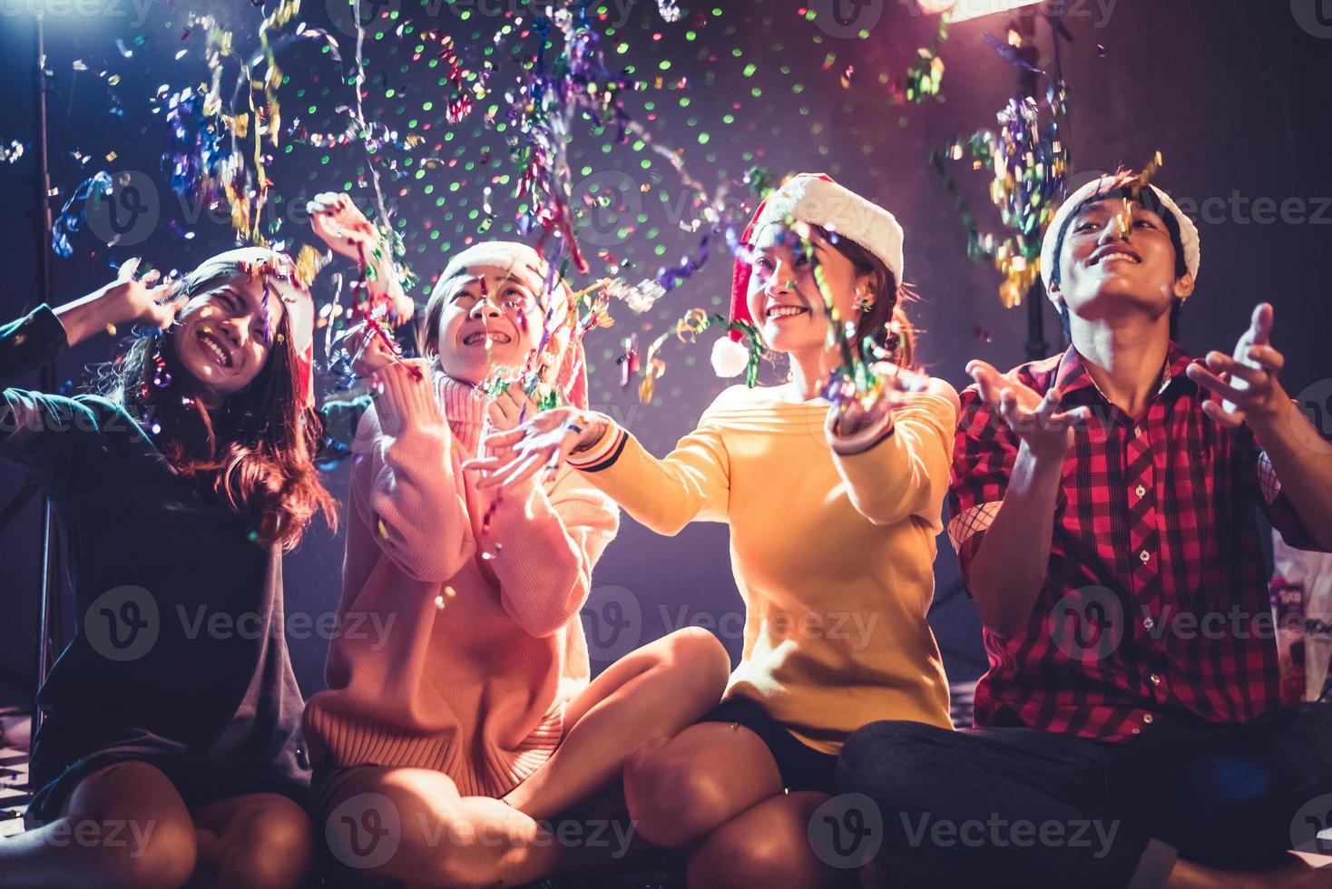 grupo de jovens asiáticos que comemoram o Natal e o ano novo. conceito de férias e felicidade. tema amizade e relaxamento foto