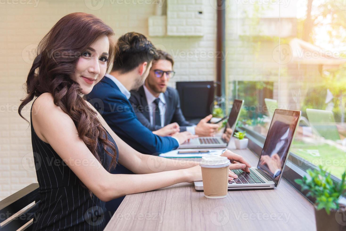 mulher de negócios, trabalhando com a equipe de negócios pelo computador portátil. conceito de beleza e tecnologia. senhora inteligente e tema de mulher trabalhadora. tema escritório e vida feliz foto