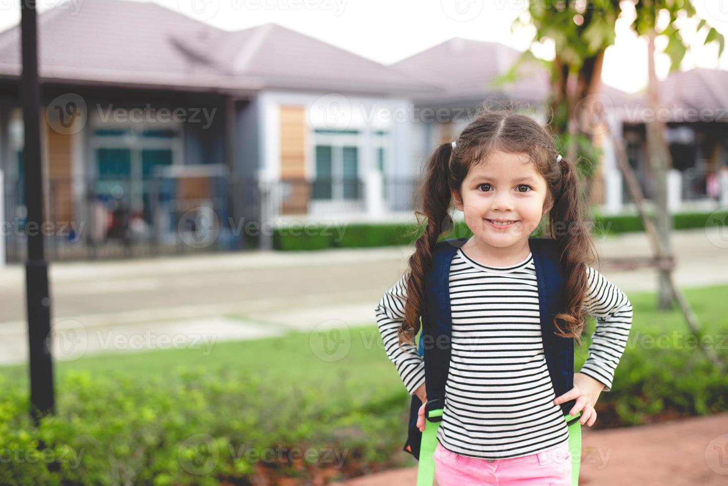 pequena garota pronta para ir para a escola. de volta ao conceito de escola. felicidade e tema de estilo de vida foto