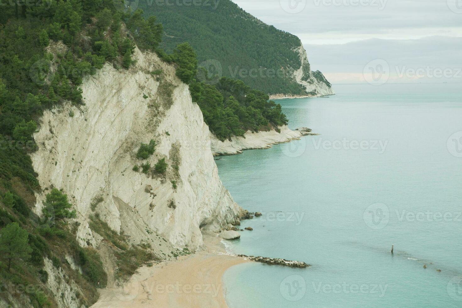 sirolo é uma pitoresco Cidade situado ao longo a adriático costa dentro a Marche região do Itália. conhecido para Está deslumbrante praias, Claro azul águas, e encantador histórico Centro. foto