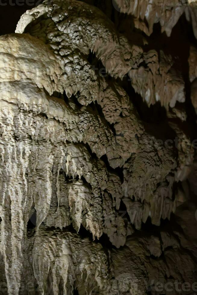 a caverna é cársico, surpreendente Visão do estalactites e estalagnites iluminado de brilhante luz, uma lindo natural atração dentro uma turista lugar. foto