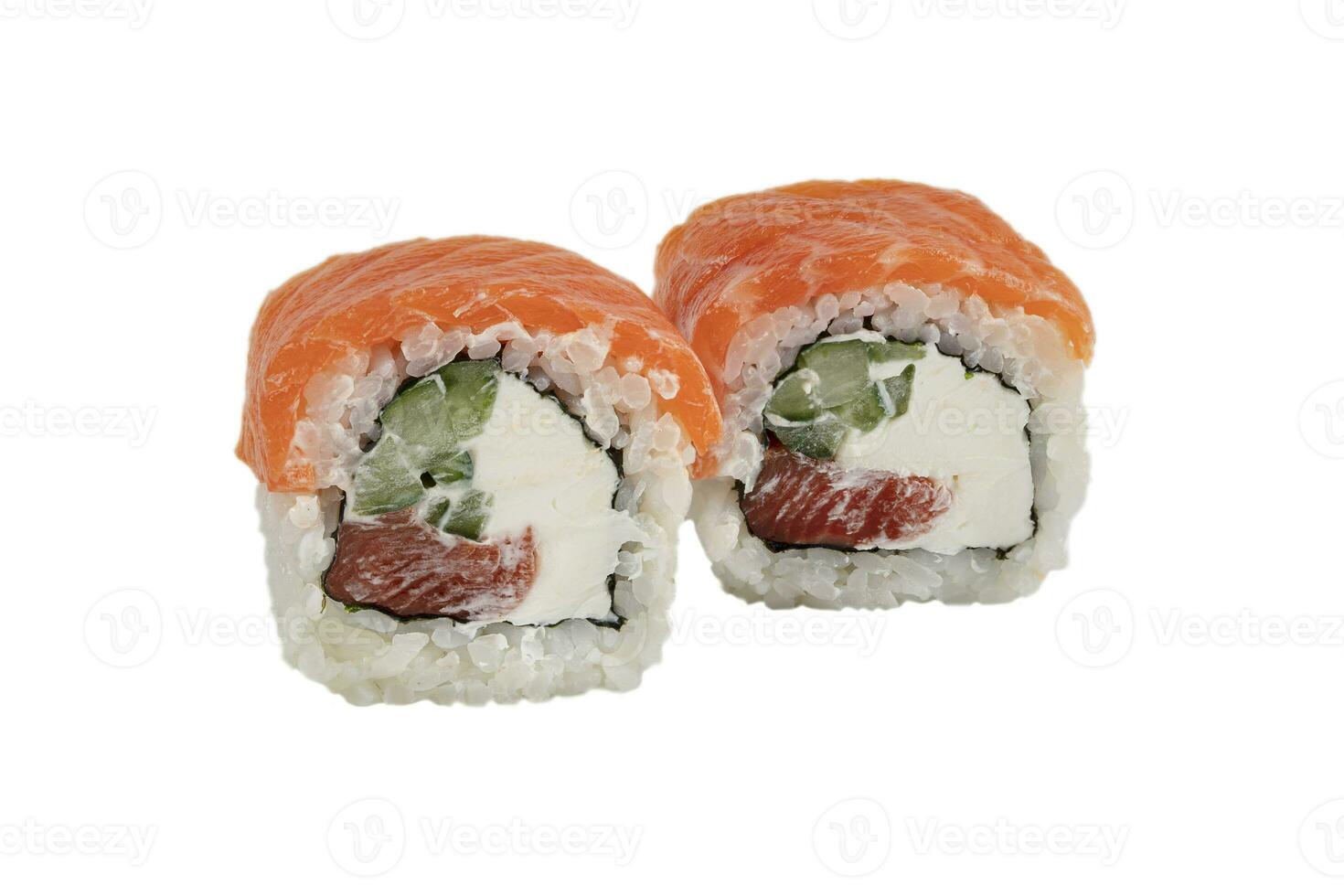 Sushi fechar-se isolado em branco fundo. Sushi lista cozido com vermelho peixe, truta, Filadélfia queijo e pepino e atum. japonês restaurante cardápio. foto