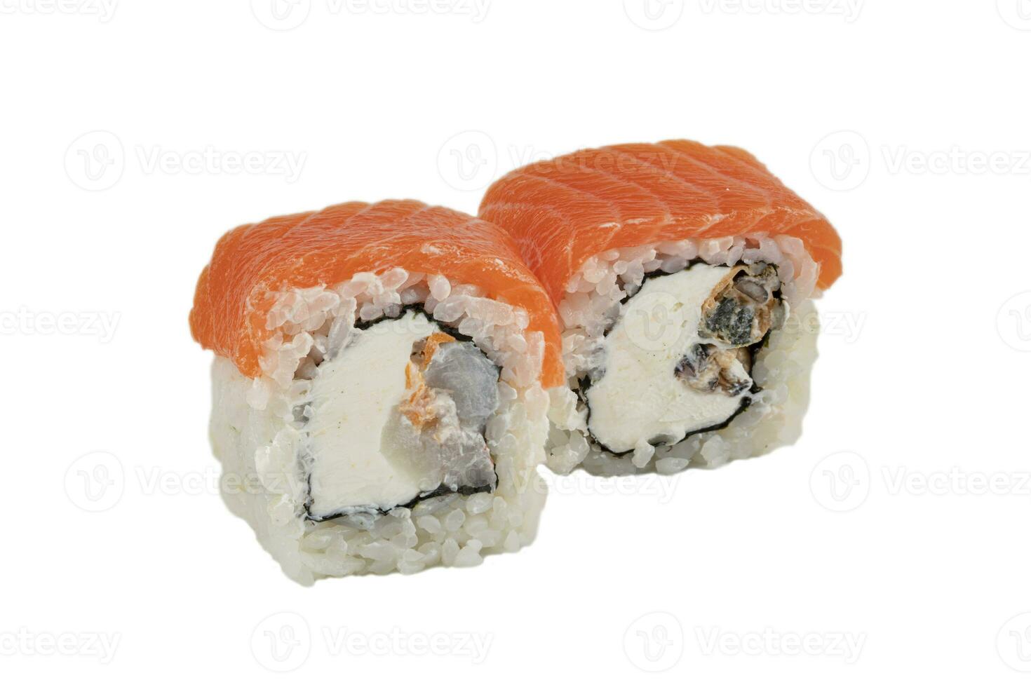 Sushi fechar-se isolado em branco fundo. Sushi lista cozido com vermelho peixe, truta, Filadélfia queijo e mexilhões. japonês restaurante cardápio. foto