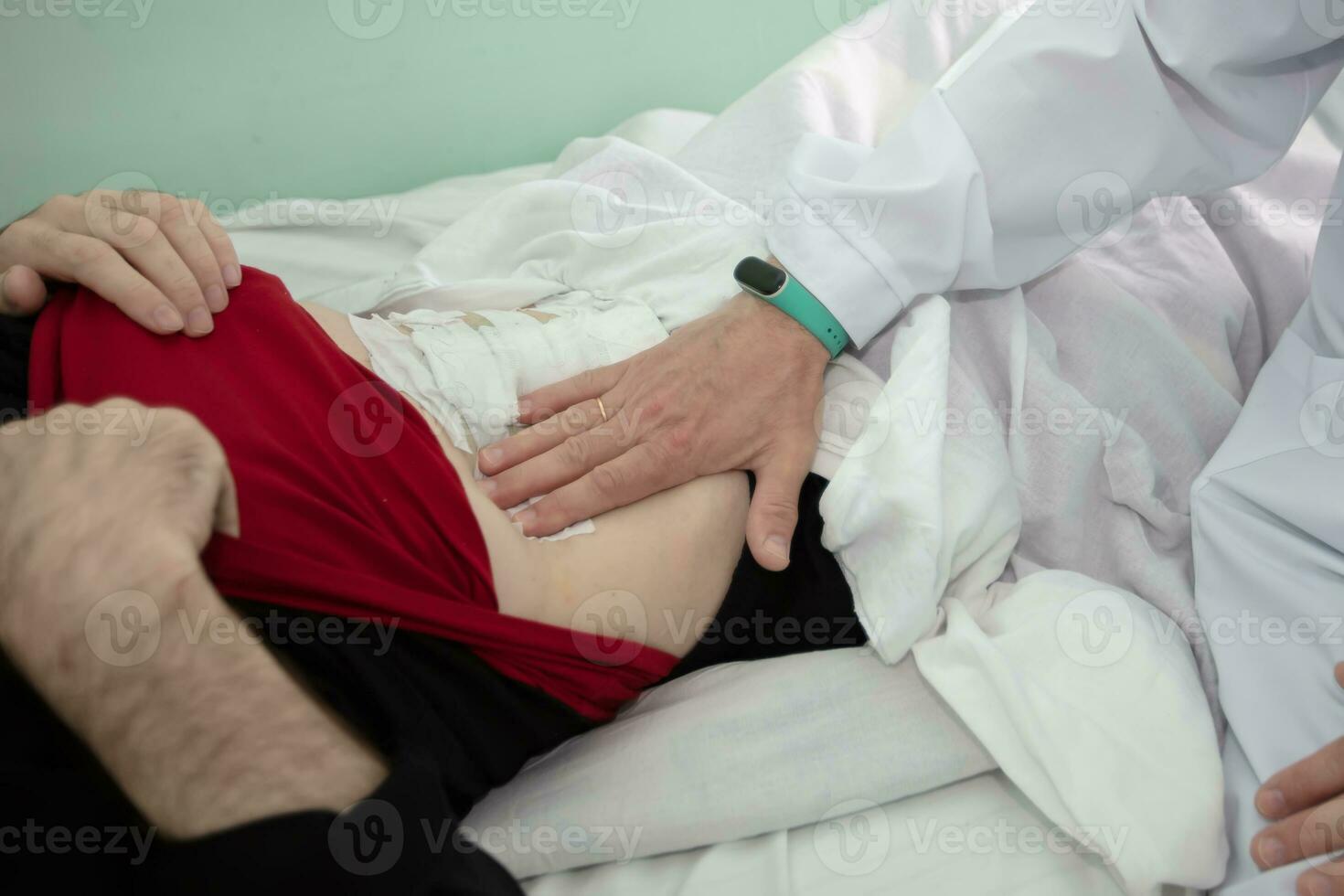 a médico sente a pacientes estômago depois de a Operação. foto