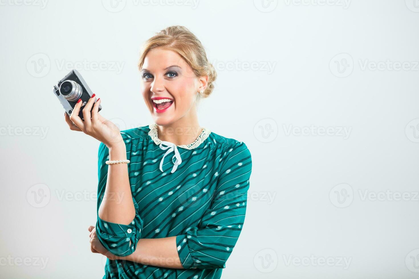 retro mulher com velho Câmera sorridente foto