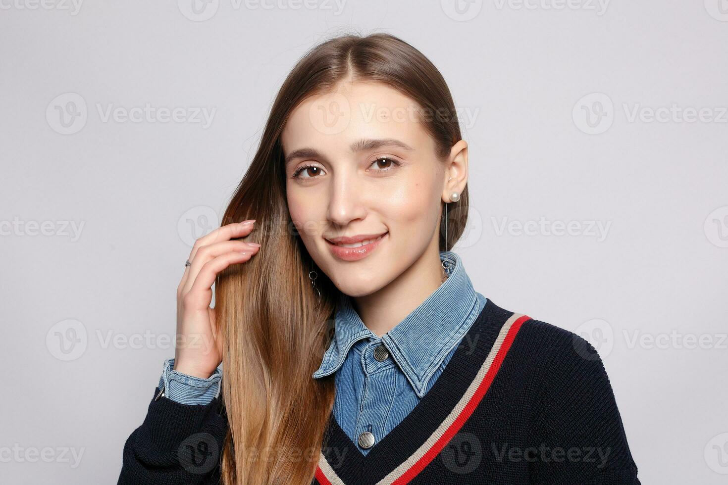 bonita sorridente alegremente fêmea com justo cabelo, vestido casualmente foto