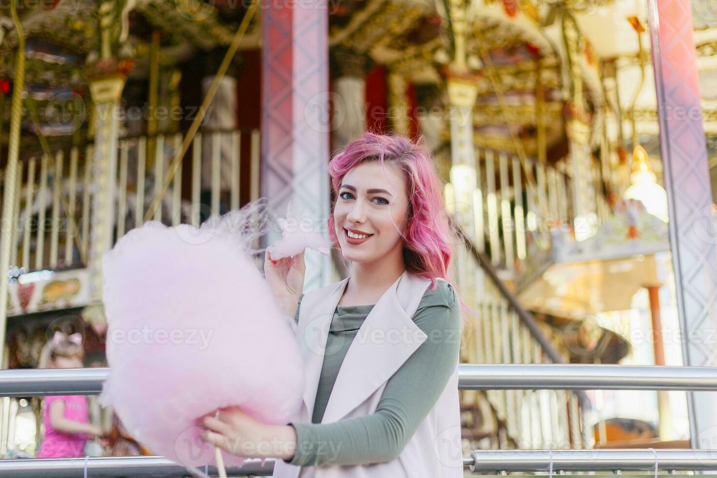 Rosa cabelo menina curto corte de cabelo posando dentro diversão parque em carrossel fundo. foto