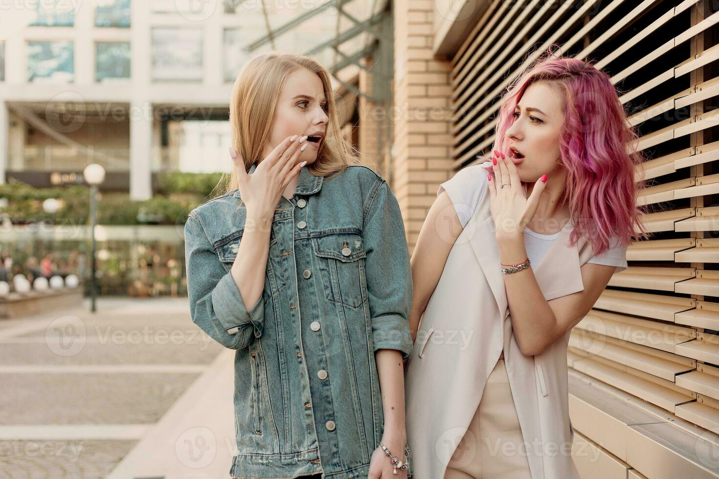 dois jovem mulheres rindo e caminhando desfrutando despreocupado período de férias estilo de vida foto