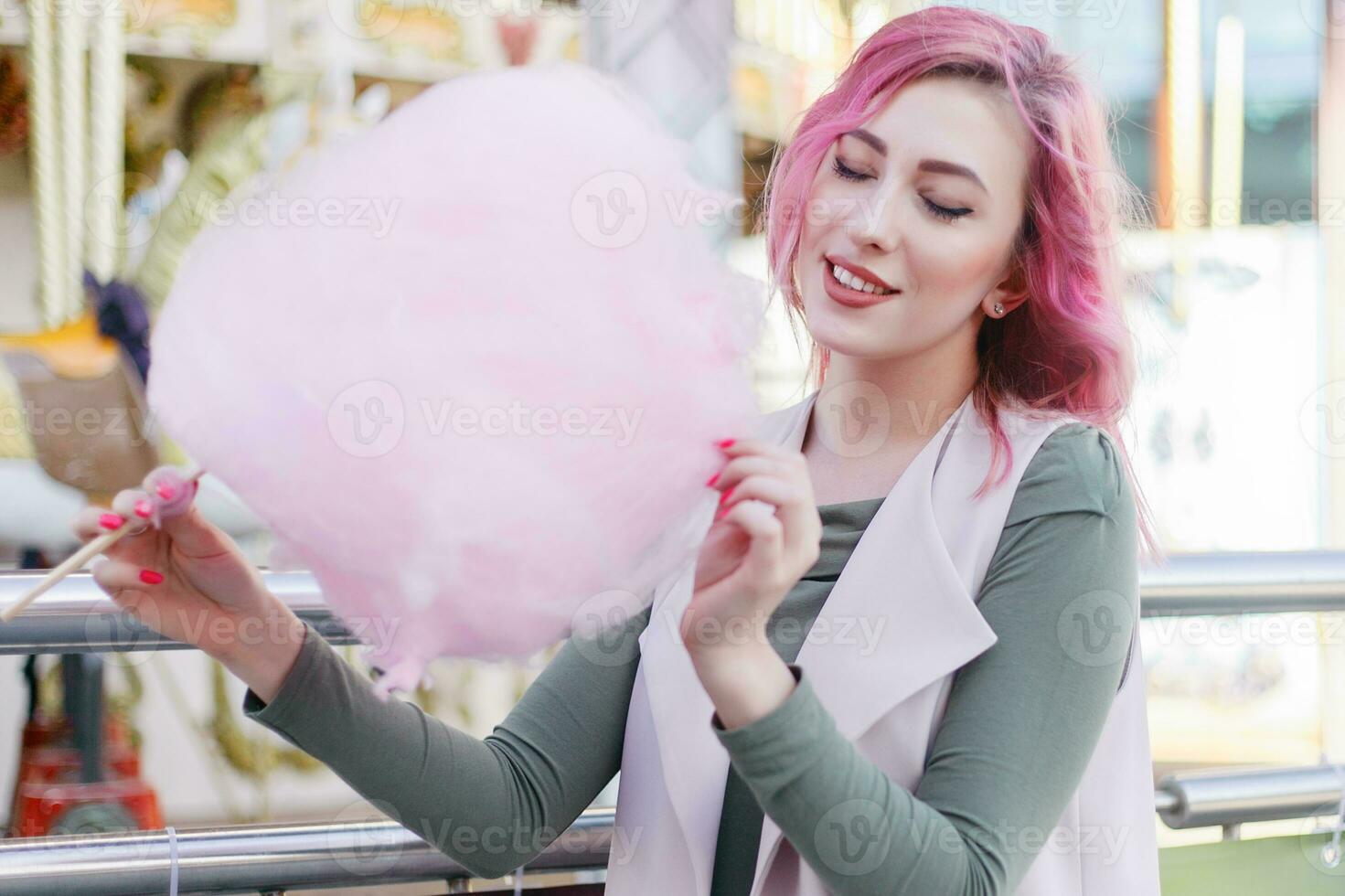 Rosa cabelo menina curto corte de cabelo posando dentro diversão parque em carrossel fundo. foto