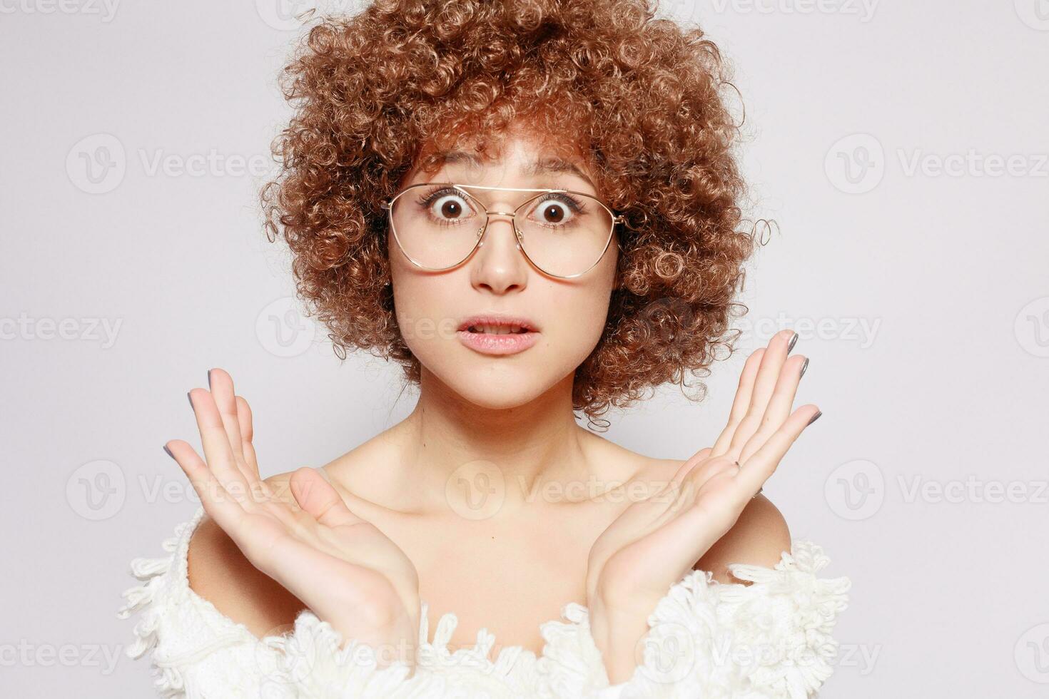 retrato do sorridente jovem mulher com afro Penteado foto