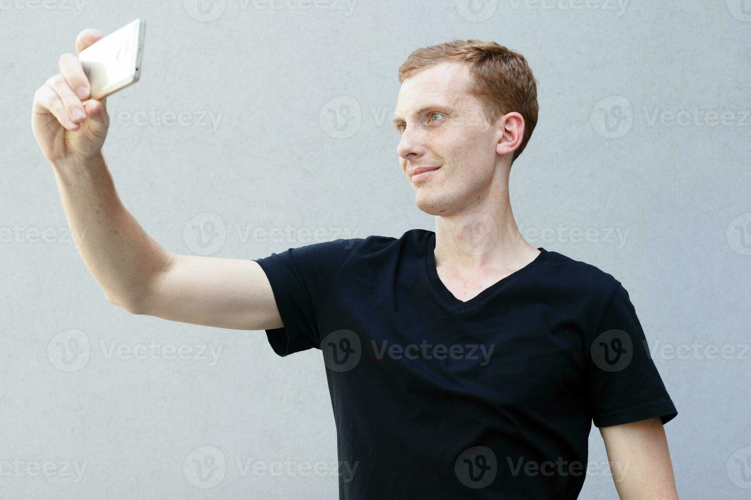 fechar acima retrato do uma ruiva do uma lindo viril cara com sardas foto