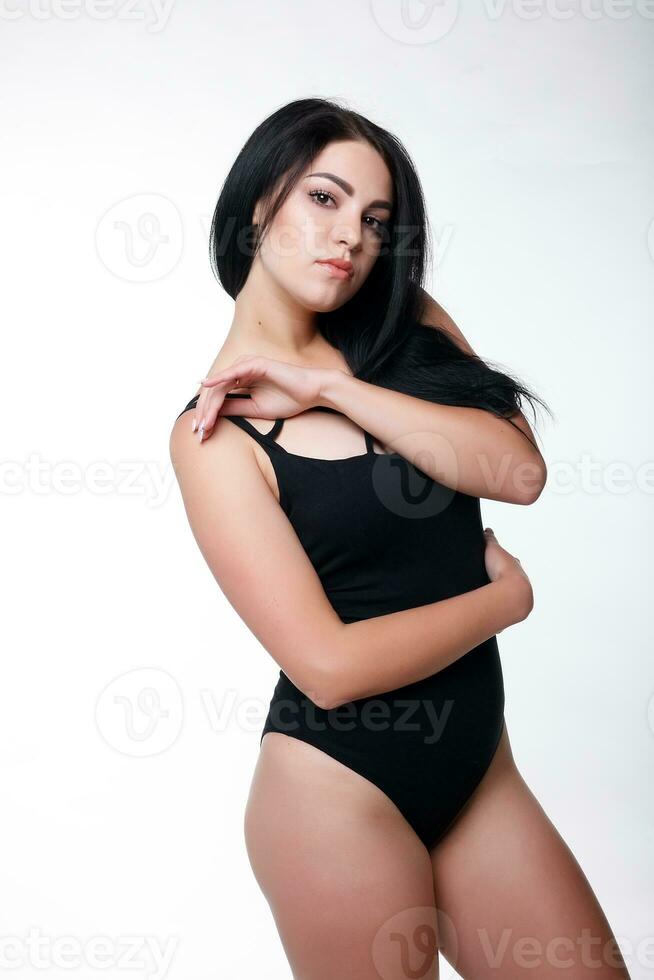 lindo jovem roliço mulher dentro Preto corpo foto