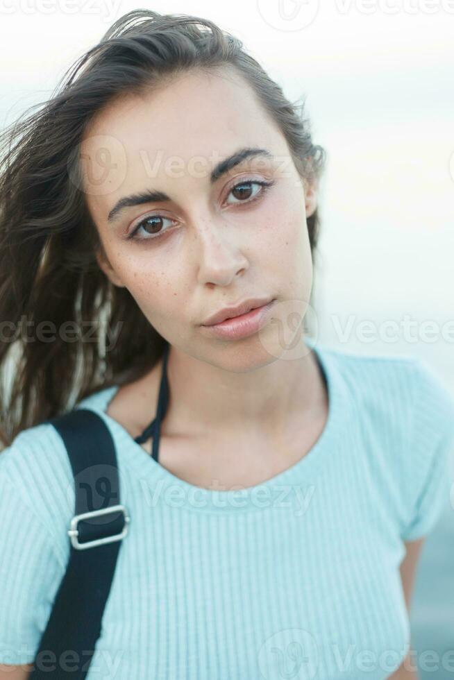 individualidade retrato do uma lindo jovem mulher às a mar foto