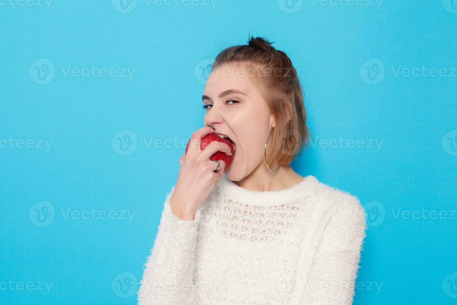 a jovem mulher retrato com feliz emoções foto