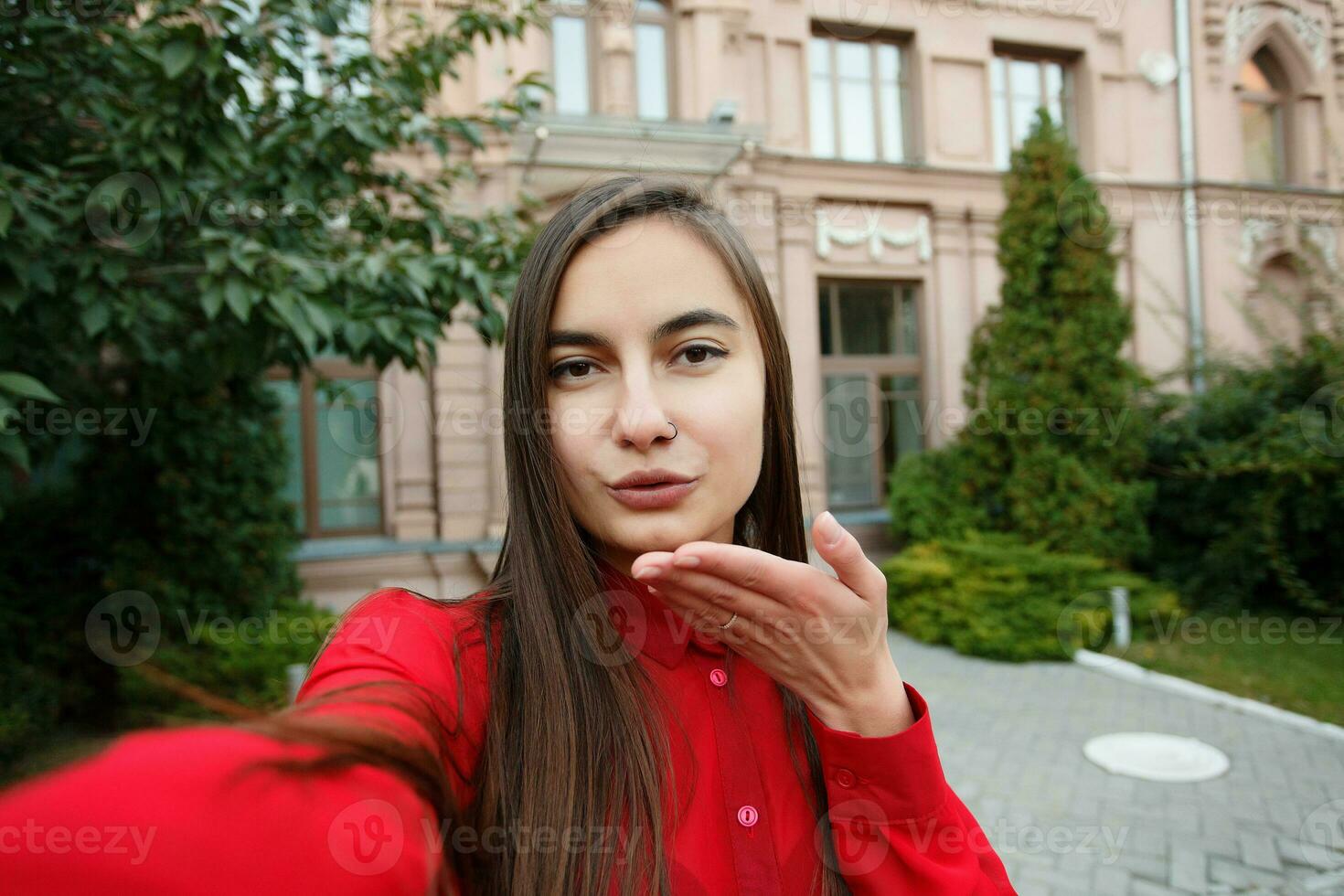 retrato do jovem atraente fêmea dentro à moda equipamento fazer selfie foto