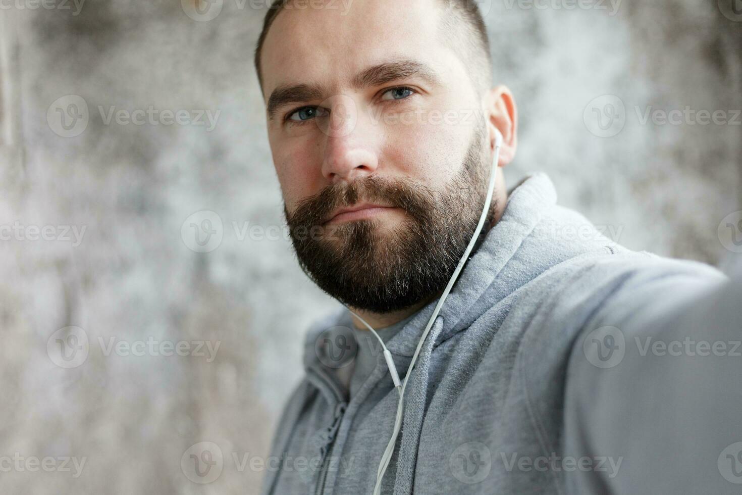 homem dentro estúdio coloca orelha telefones Fora para música. foto