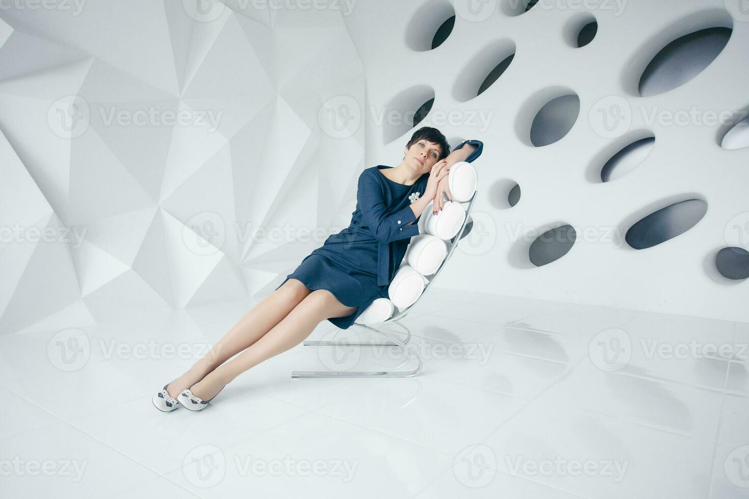 feliz mulher relaxante em dela sofá às casa dentro a sentado sala. foto