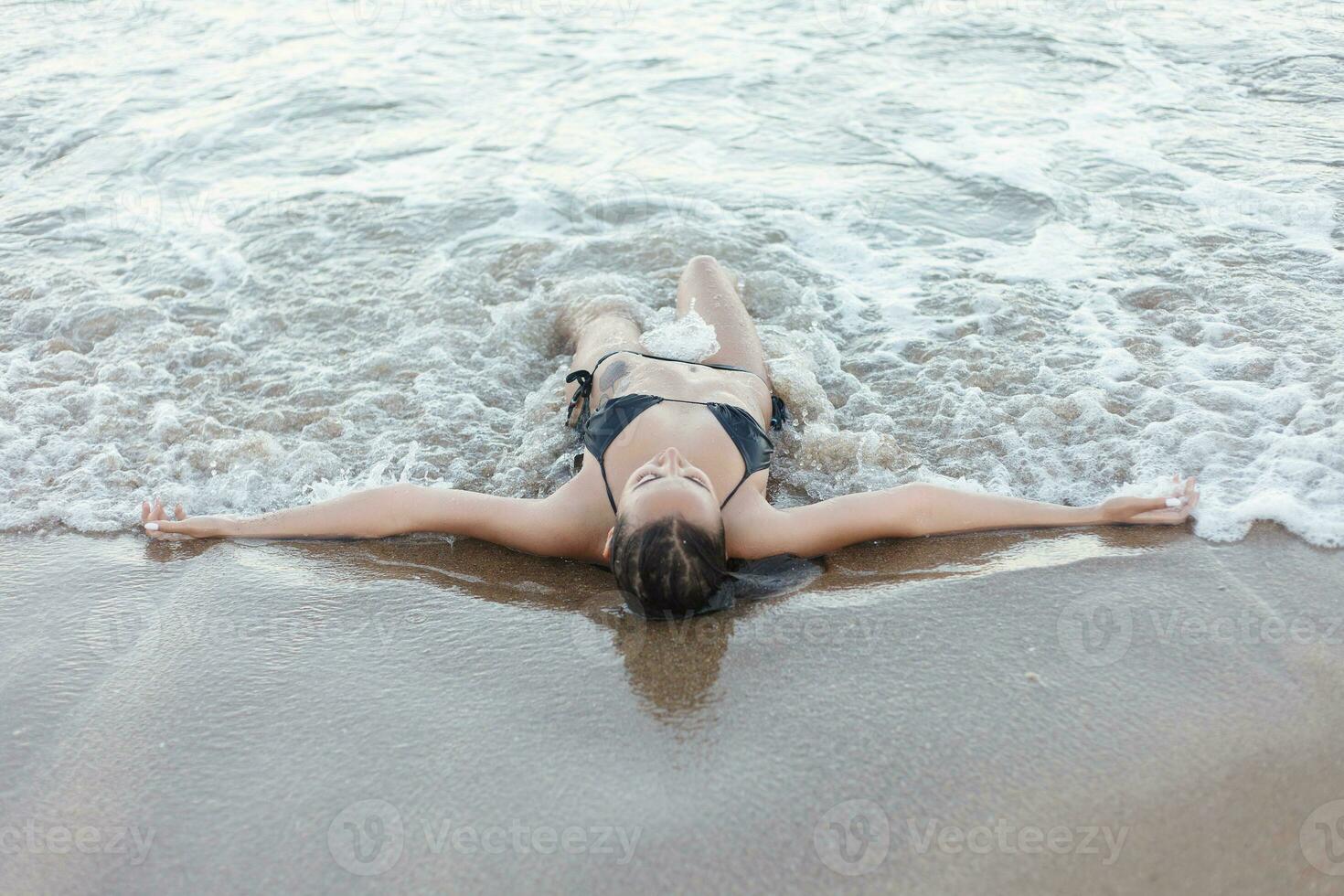 lindo, atraente mulher dentro Preto bikini. foto