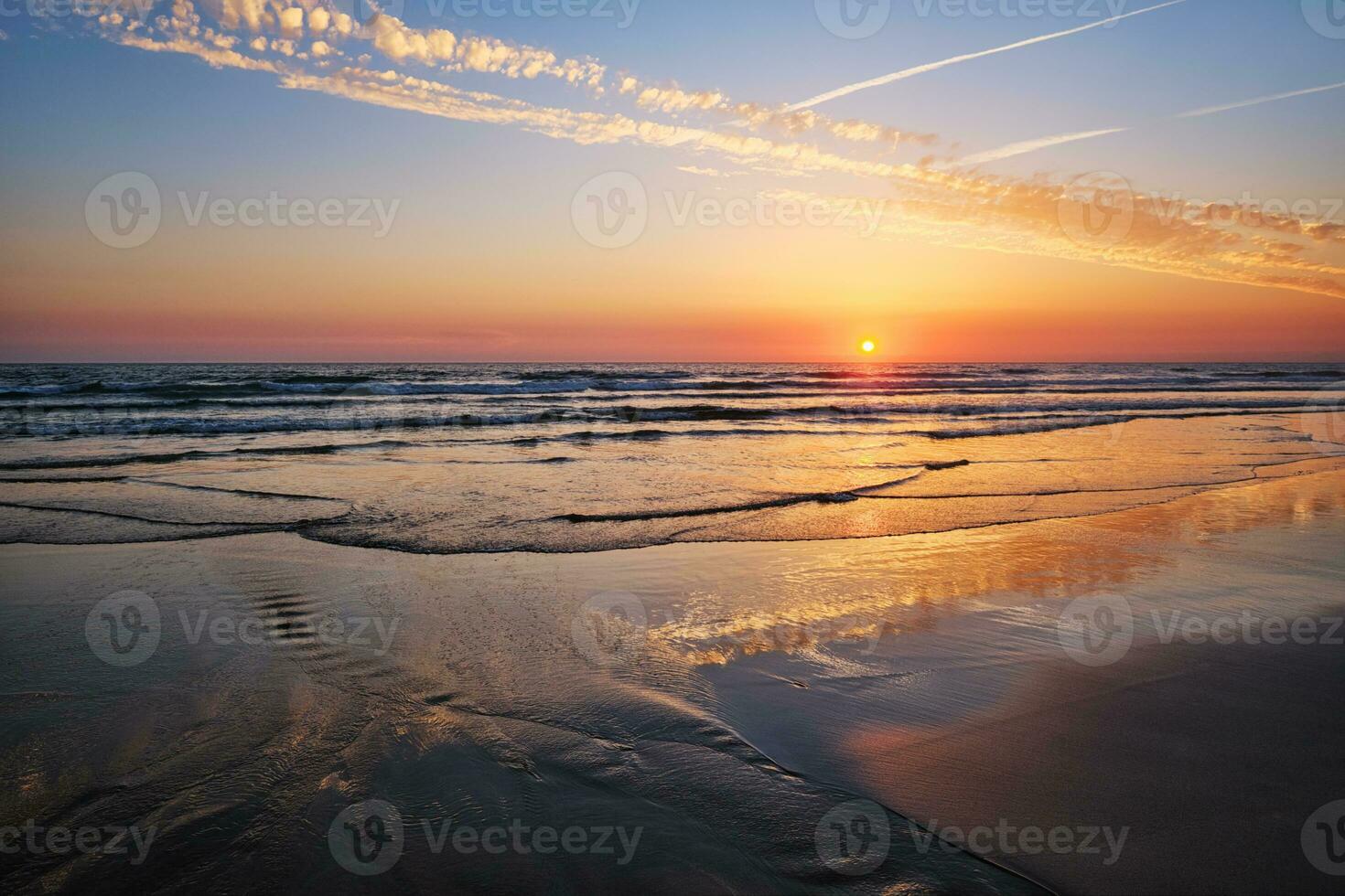 atlântico oceano pôr do sol com surgindo ondas às fonte da telha praia, Portugal foto