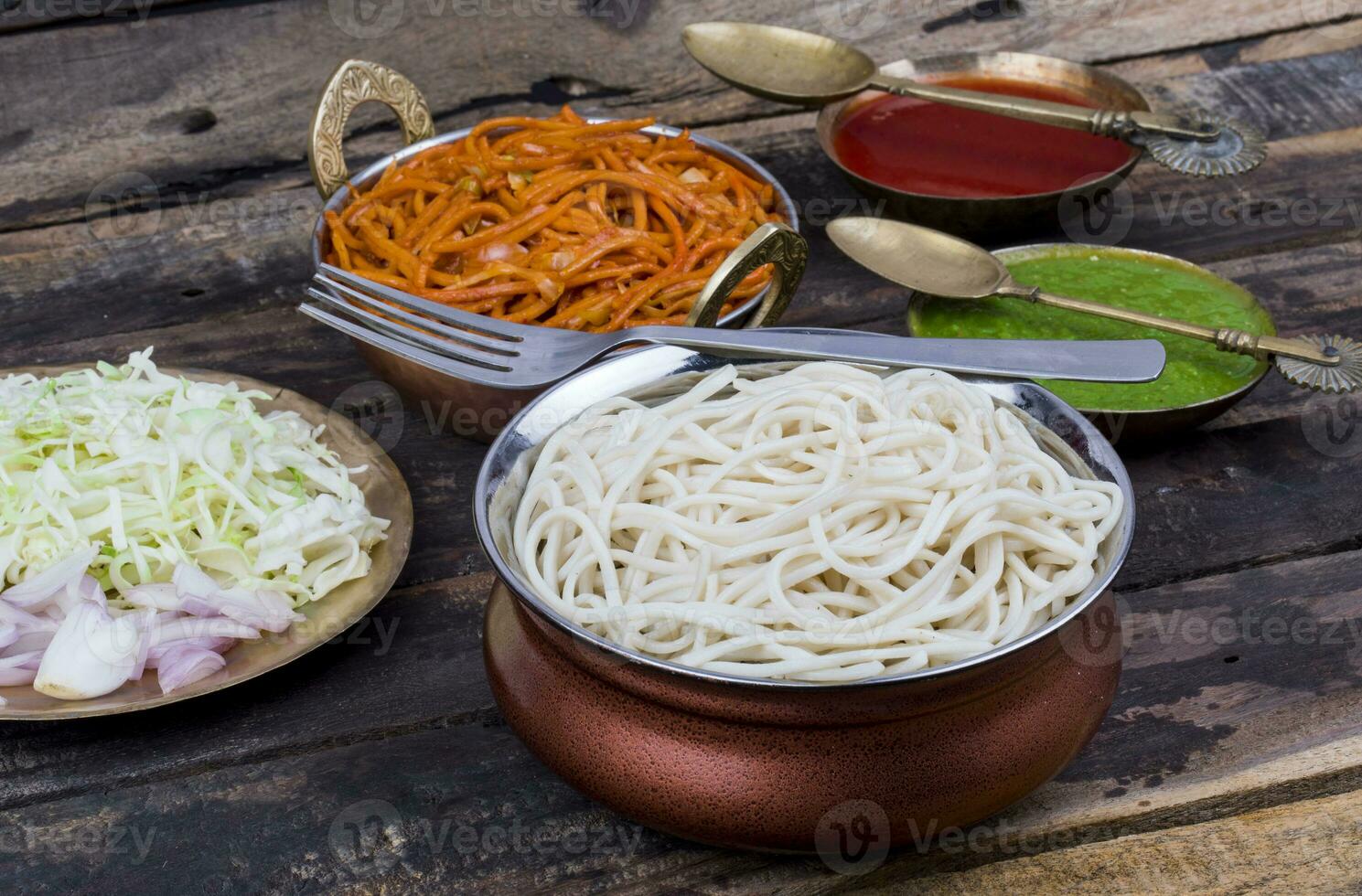 fervido comida mein ou hakka Macarrão servido com molho picante em de madeira fundo foto