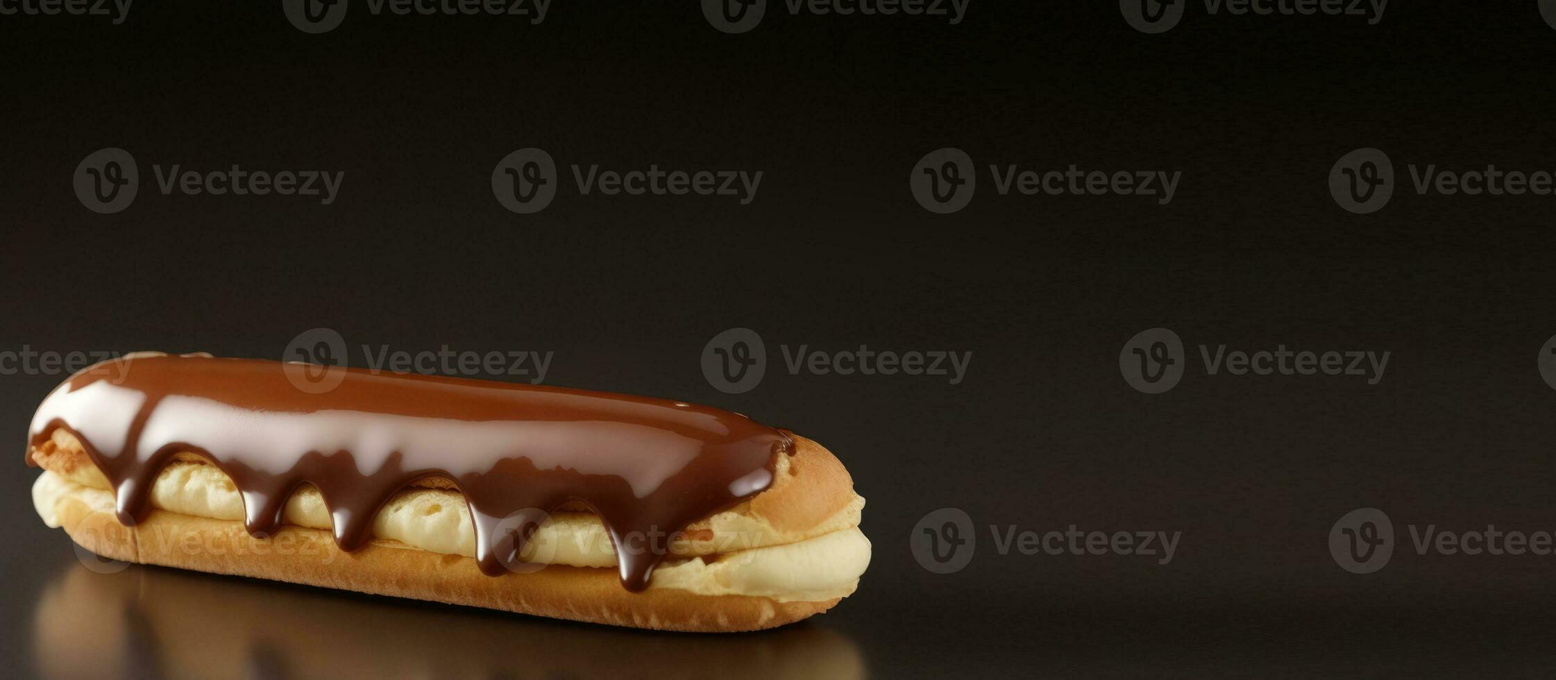 ai gerado horizontal bandeira, clássico eclair derramado com chocolate em uma Sombrio fundo, espaço para texto foto