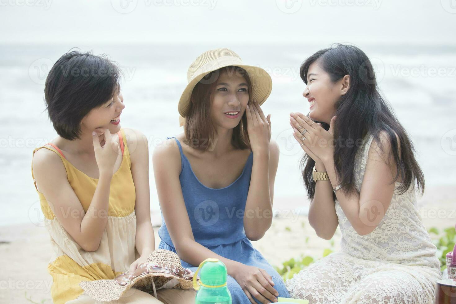 mais jovem ásia mulher amigo relaxante falando com felicidade emoção às período de férias mar de praia foto