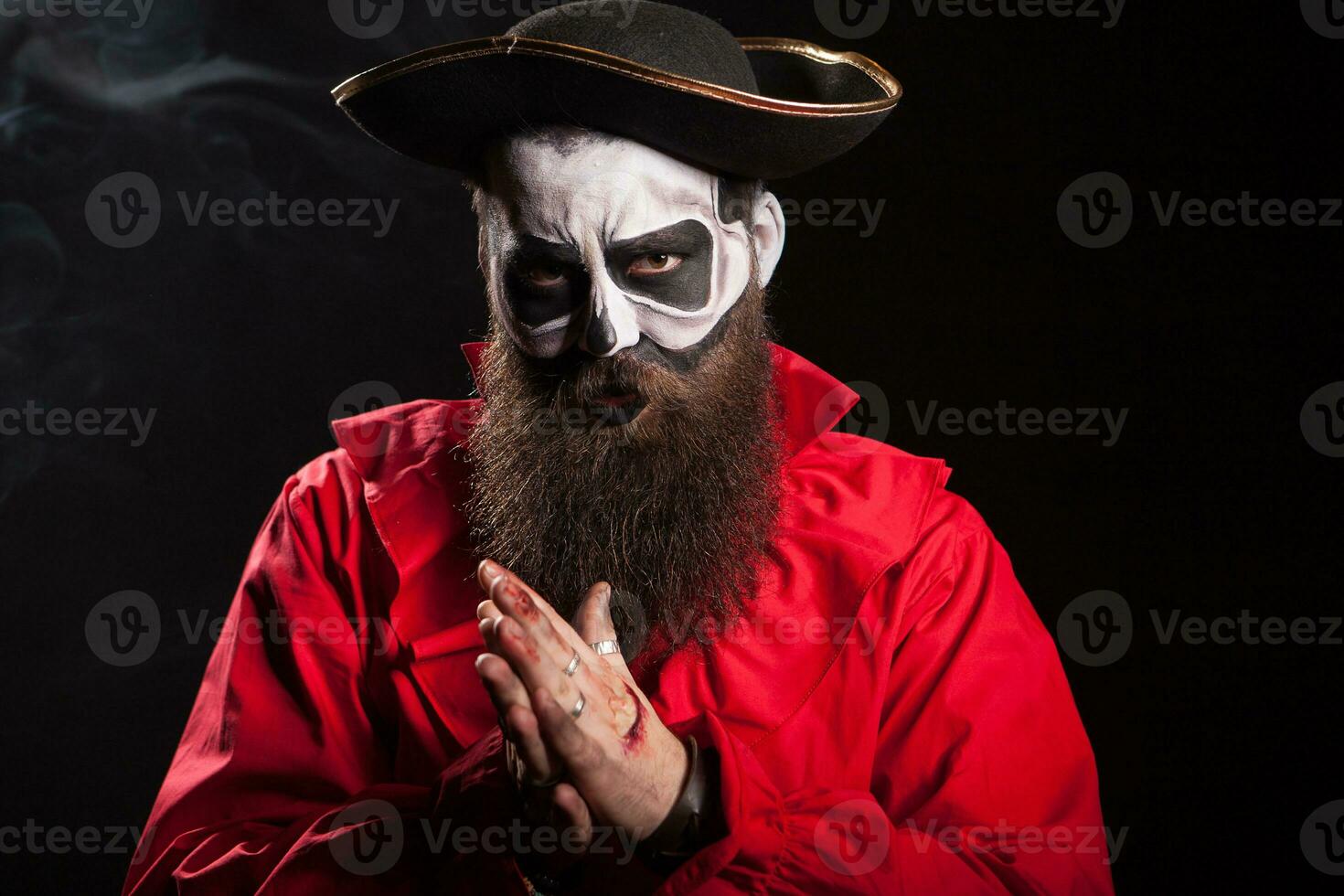 homem vestido acima gostar uma assustador pirata para dia das Bruxas celebração sobre Preto fundo. foto