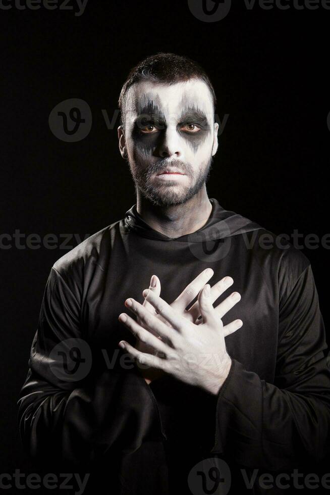 anjo do morte olhando às a Câmera sobre Preto fundo. foto