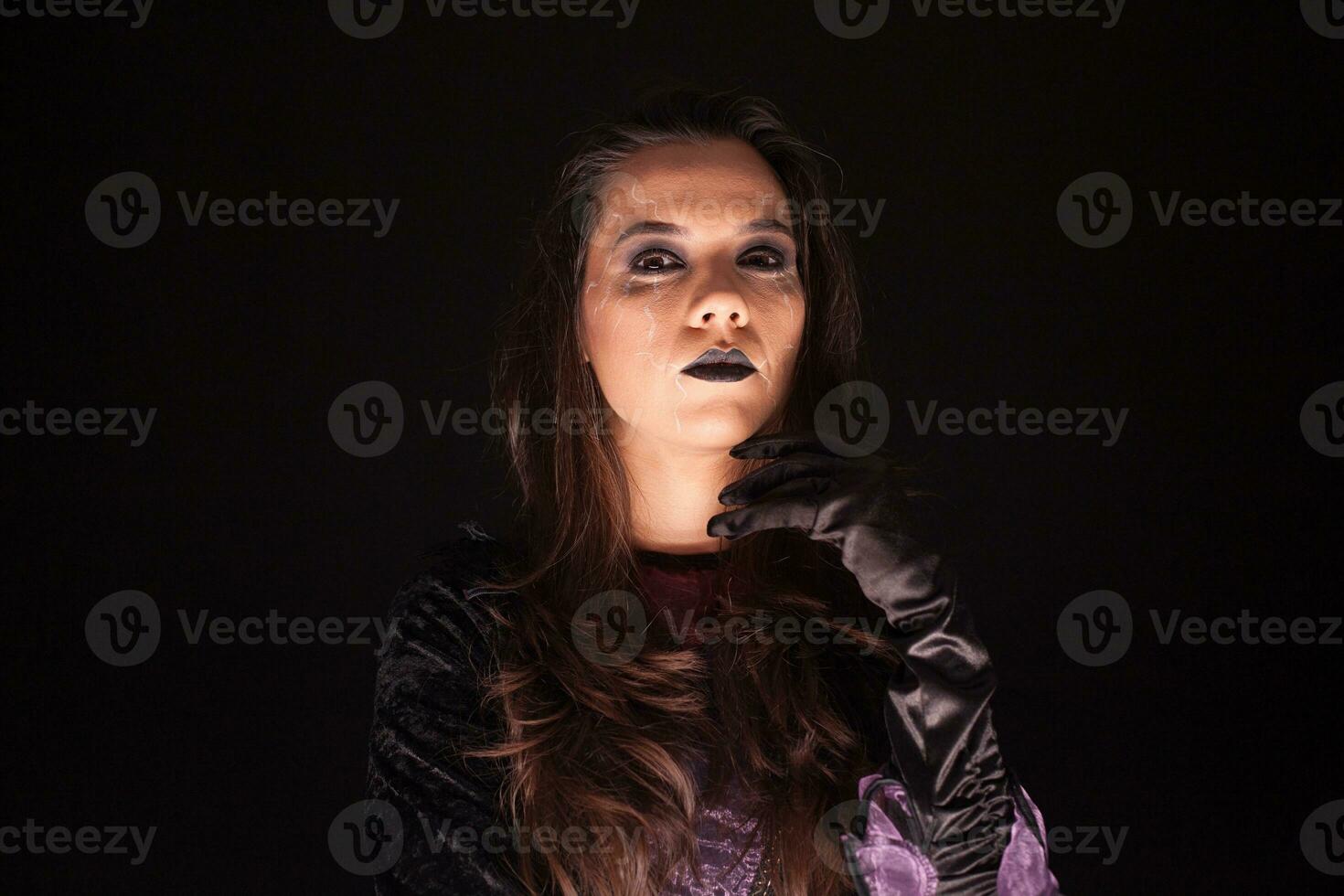 retrato do lindo mulher vestido acima gostar uma bruxa sobre Preto fundo. foto