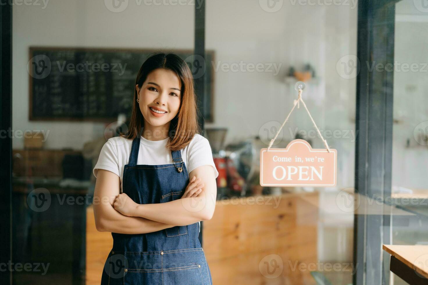 comece bem sucedido pequeno o negócio proprietário sme mulher ficar de pé com tábua dentro cafeteria restaurante. mulher barista foto