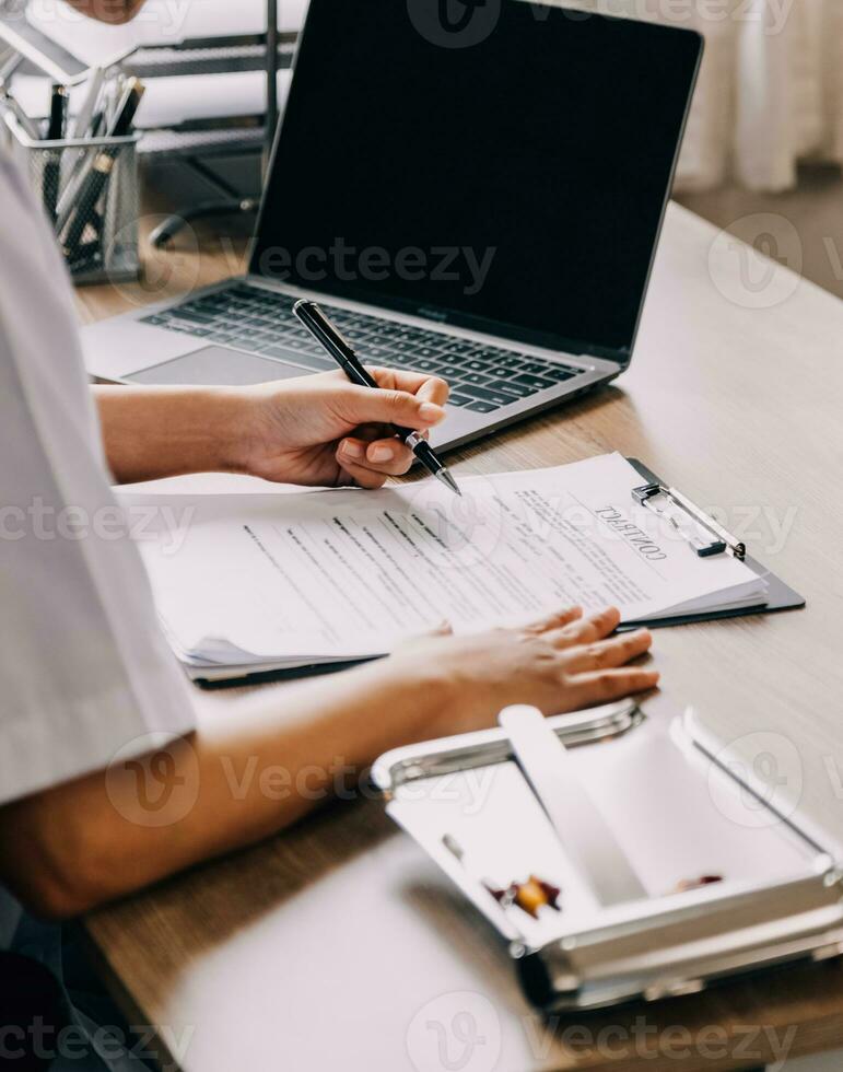 conceito de tecnologia médica. médico trabalhando com telefone celular e estetoscópio em um escritório moderno foto