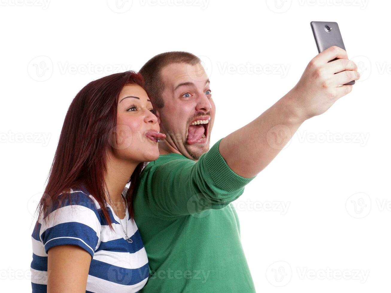 jovem casal tirando selfie foto