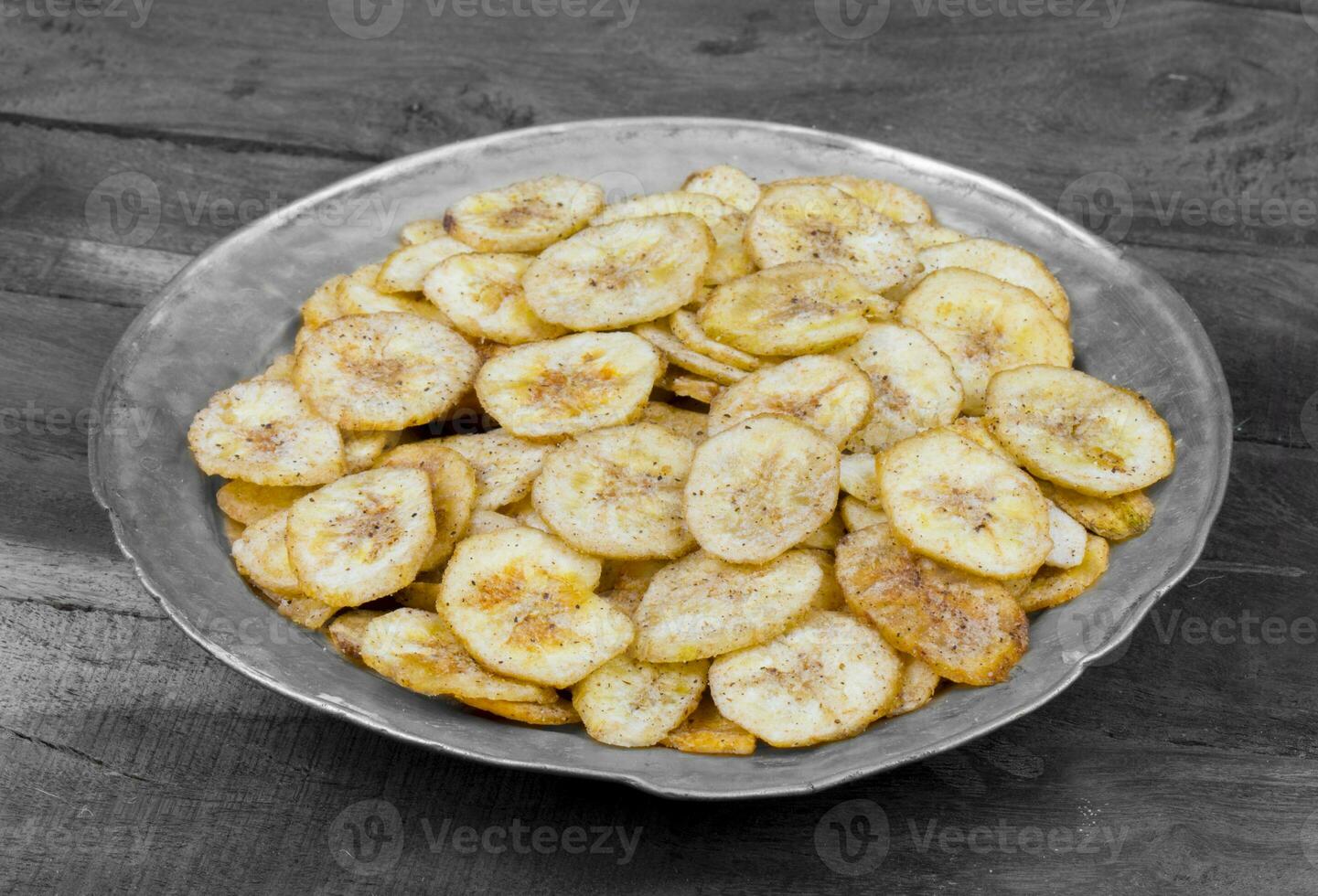 banana salgadinhos popular profundo frito chá Tempo lanche em Sombrio de madeira fundo foto