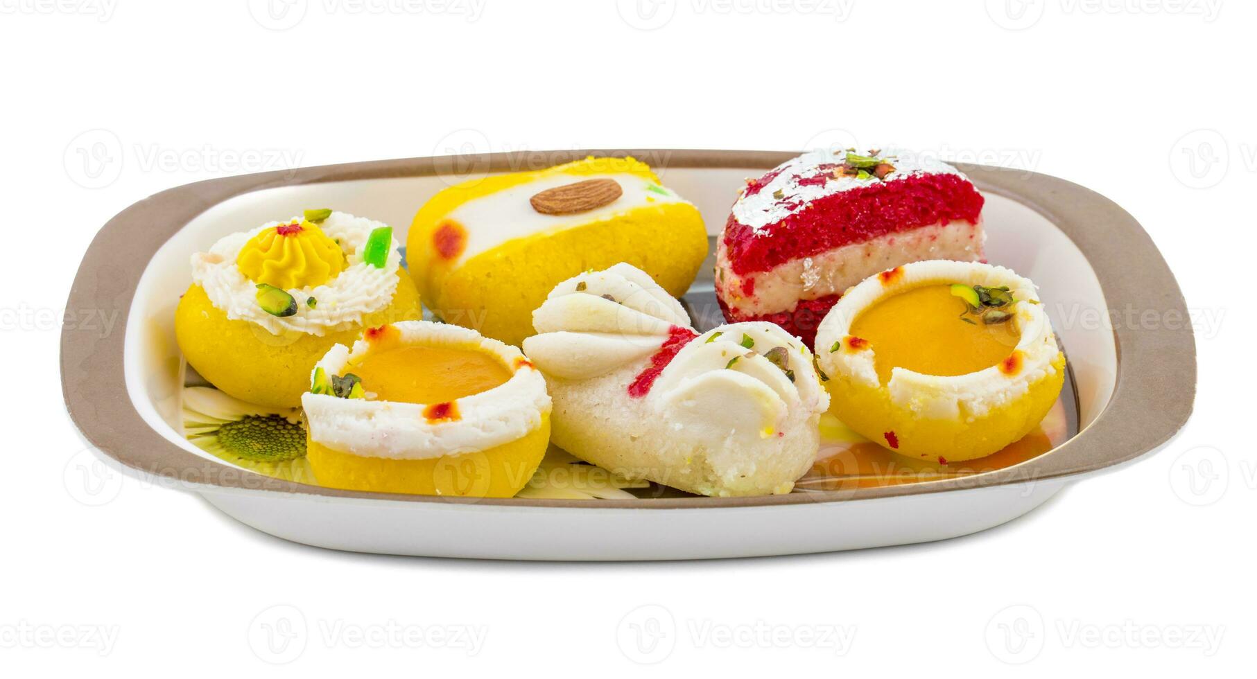 indiano tradicional bengali doce Comida em branco fundo foto