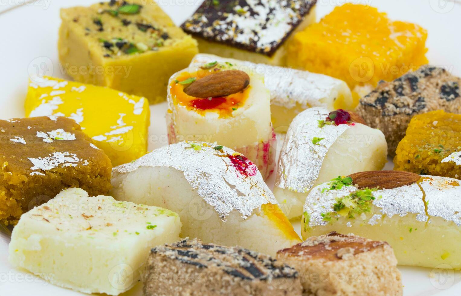 indiano delicioso misturar doce Comida ou misturar mithai em branco fundo foto